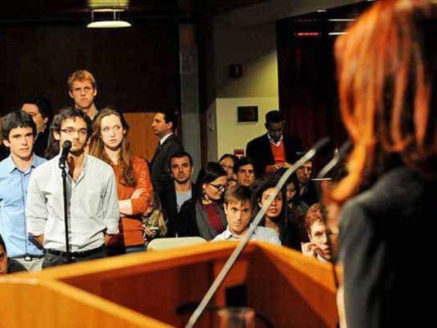 AFIP persigue familia del joven que inquietó con preguntas a la Presidente en Harvard