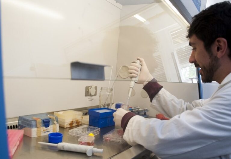 Infectólogos lamentan disminución en vacunaciones infantiles y proponen ponérselas «todas juntas con la del COVID»