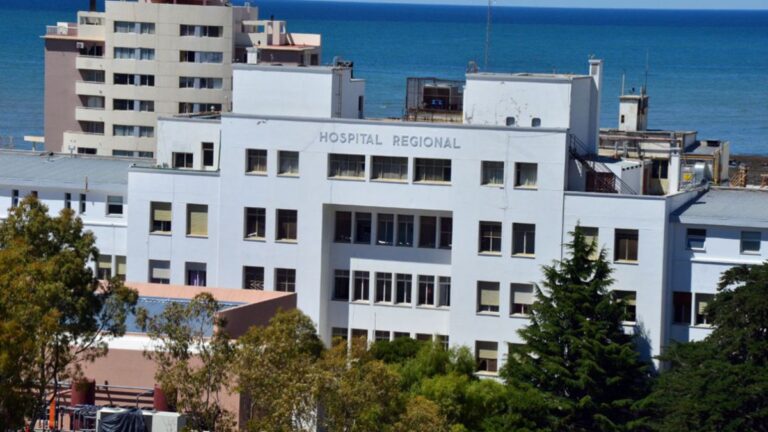 Arrancan a una bebé de los brazos de su madre para vacunarla: «La estaban lastimando»